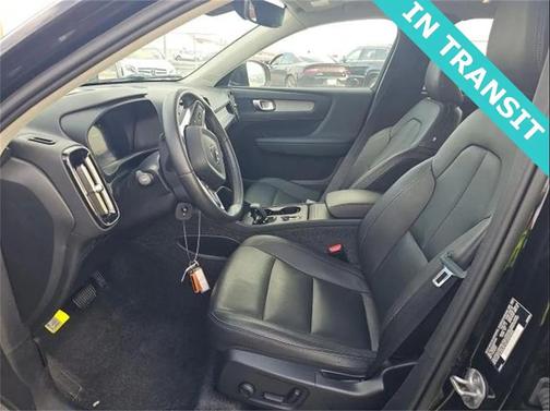 2025 Volvo XC40 B5 AWD