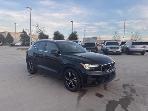 2025 Volvo XC40 B5 AWD