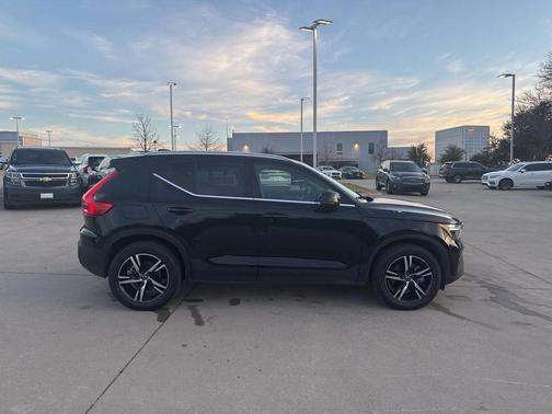 2025 Volvo XC40 B5 AWD