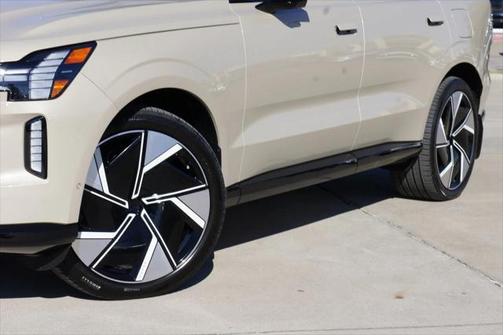2025 Volvo EX90 Twin Motor Ultra 6-Seater