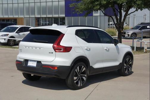 2025 Volvo XC40 B5 Plus Dark Theme