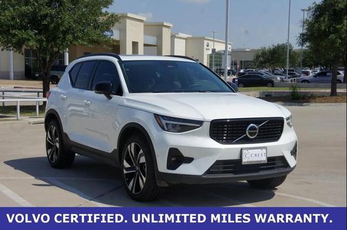 2025 Volvo XC40 B5 Plus Dark Theme