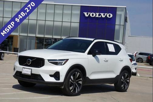 2025 Volvo XC40 B5 Plus Dark Theme