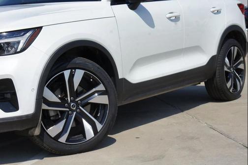 2025 Volvo XC40 B5 Plus Dark Theme