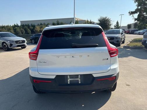 2025 Volvo XC40 B5 Plus Dark Theme