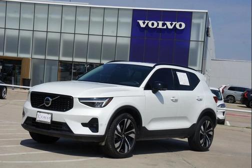 2025 Volvo XC40 B5 Plus Dark Theme