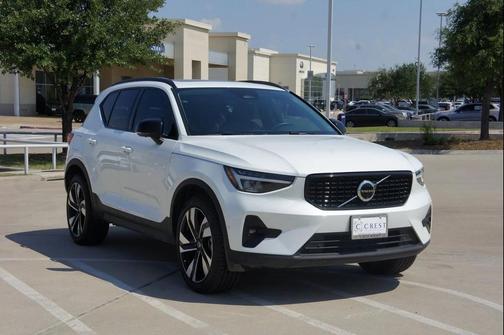 2025 Volvo XC40 B5 Plus Dark Theme