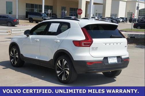2025 Volvo XC40 B5 Plus Dark Theme