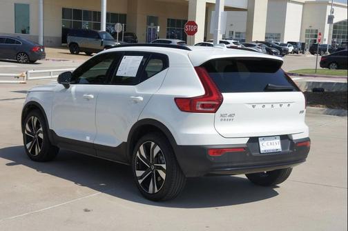 2025 Volvo XC40 B5 Plus Dark Theme