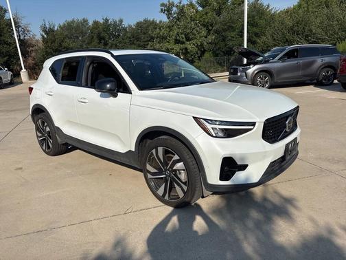 2025 Volvo XC40 B5 Plus Dark Theme