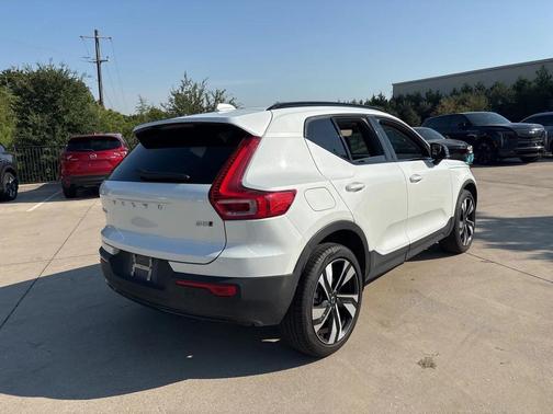 2025 Volvo XC40 B5 Plus Dark Theme