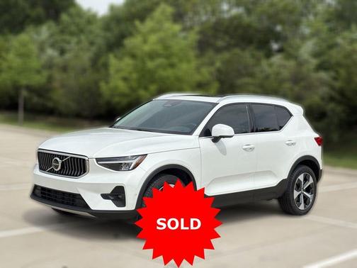 Crystal White Pearl 2025 Volvo XC40 B5 Plus Bright Theme