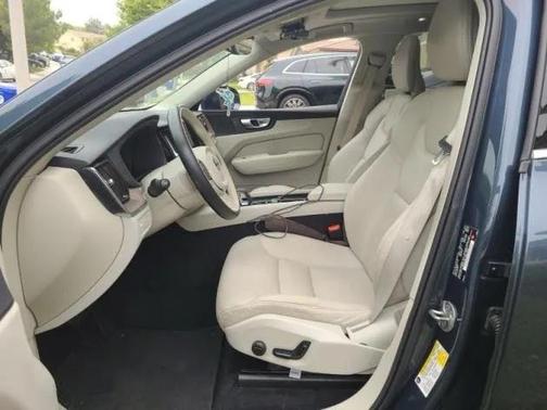2022 Volvo XC60 B5 Momentum