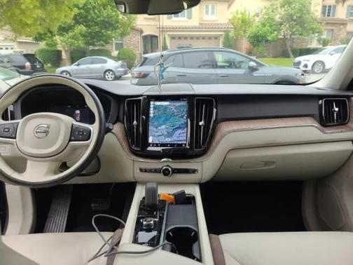 2022 Volvo XC60 B5 Momentum