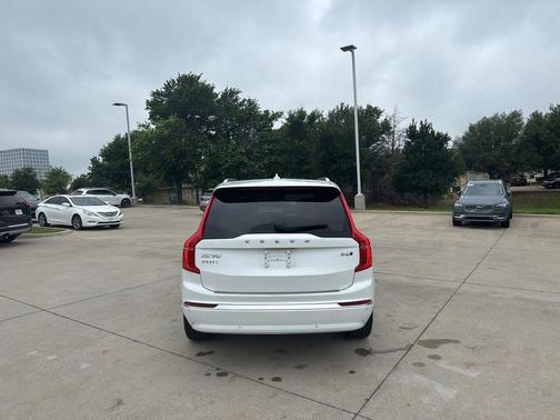 Crystal White 2023 Volvo XC90 B6 Plus 7-Seater