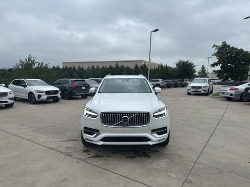 Crystal White 2023 Volvo XC90 B6 Plus 7-Seater