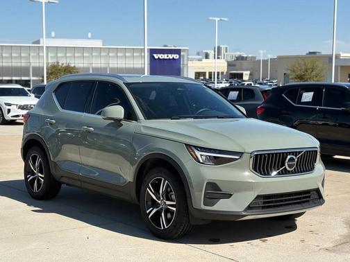 2025 Volvo XC40 B5 AWD