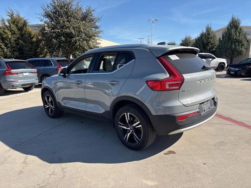 2025 Volvo XC40 B5 AWD