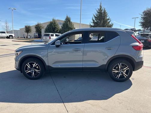 2025 Volvo XC40 B5 AWD