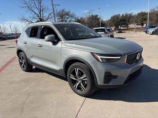 2025 Volvo XC40 B5 AWD