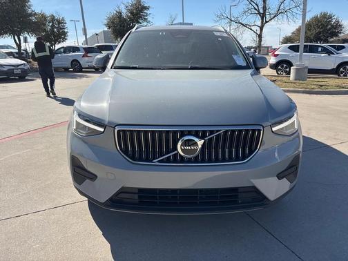 2025 Volvo XC40 B5 AWD