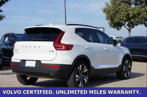 2023 Volvo XC40 B5 Plus Dark Theme