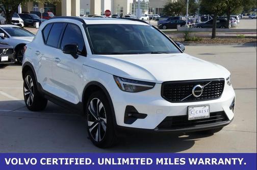 2023 Volvo XC40 B5 Plus Dark Theme