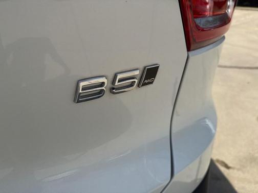 2023 Volvo XC40 B5 Plus Dark Theme