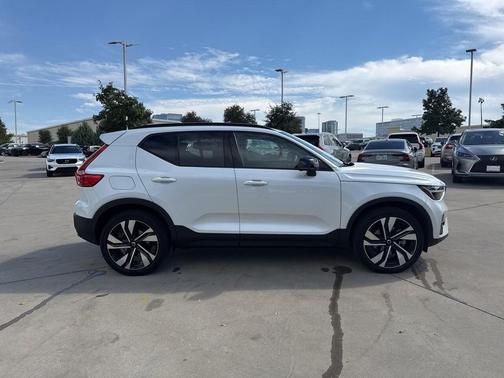 2023 Volvo XC40 B5 Plus Dark Theme
