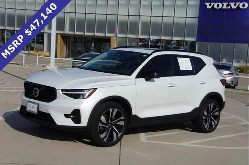 2023 Volvo XC40 B5 Plus Dark Theme