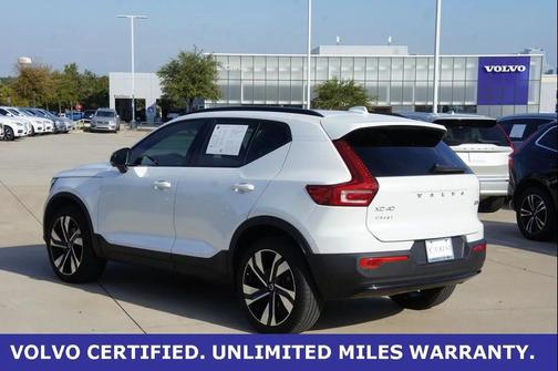 2023 Volvo XC40 B5 Plus Dark Theme