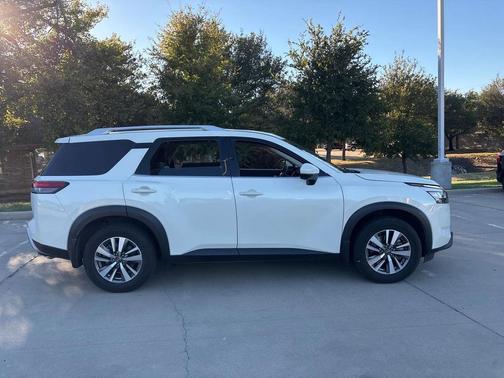 2022 Nissan Pathfinder SL