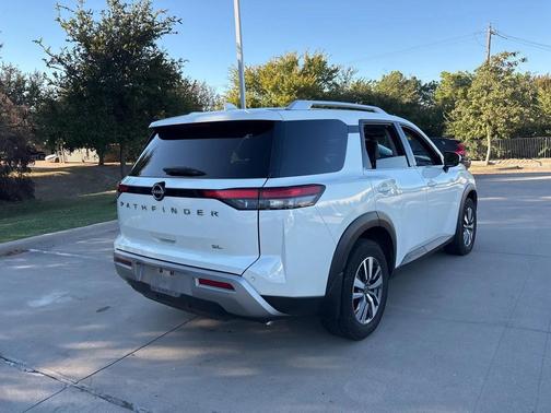 2022 Nissan Pathfinder SL