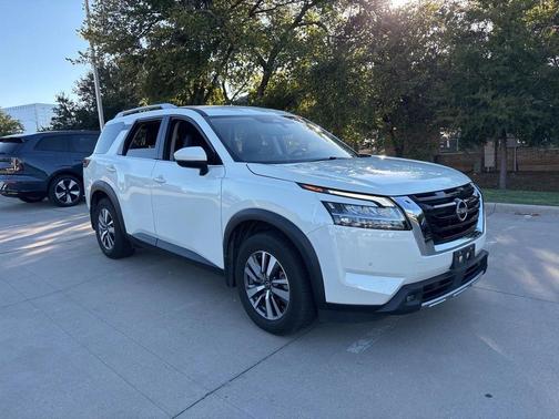 2022 Nissan Pathfinder SL