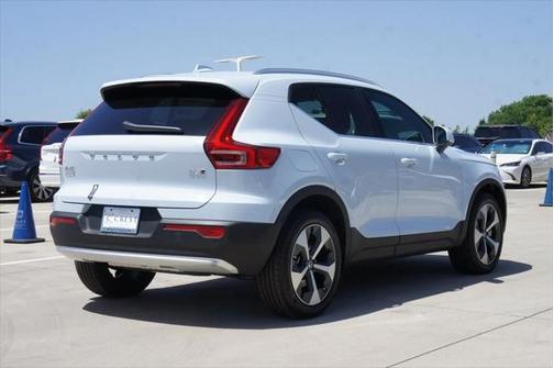 2025 Volvo XC40 B5 Plus Bright Theme