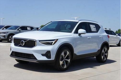 2025 Volvo XC40 B5 Plus Bright Theme