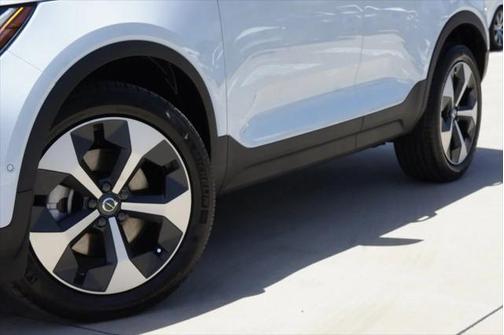 2025 Volvo XC40 B5 Plus Bright Theme
