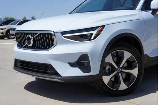 2025 Volvo XC40 B5 Plus Bright Theme