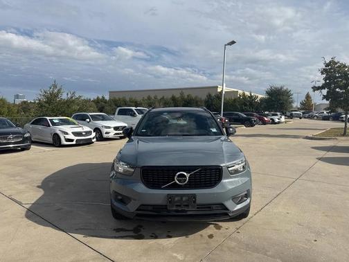 2022 Volvo XC40 T5 R-Design