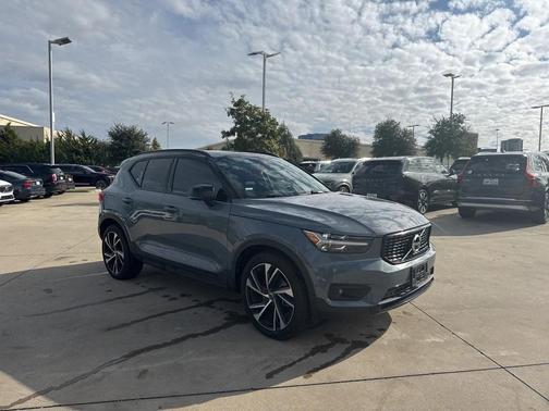 2022 Volvo XC40 T5 R-Design