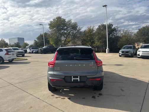 2022 Volvo XC40 T5 R-Design