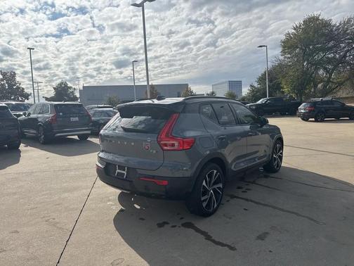 2022 Volvo XC40 T5 R-Design