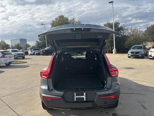 2022 Volvo XC40 T5 R-Design