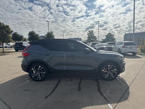 2022 Volvo XC40 T5 R-Design