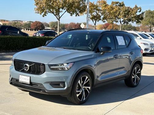 2022 Volvo XC40 T5 R-Design