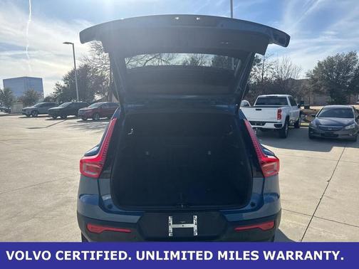 2025 Volvo XC40 B5 Plus Dark Theme