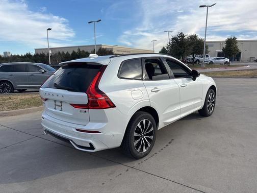 2025 Volvo XC60 B5 Plus