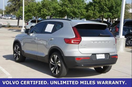 2025 Volvo XC40 B5 Plus Dark Theme