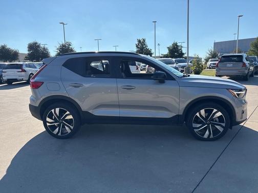 2025 Volvo XC40 B5 Plus Dark Theme