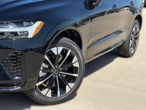 Onyx Black 2026 Volvo XC60 Plug-In Hybrid T8 Plus
